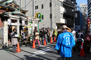 参拝客が列をなす 宝田恵比寿神社前
