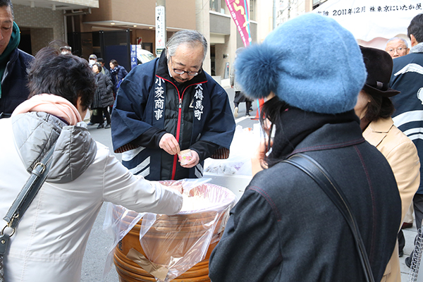 寶田恵比寿神社前での試食に多くの方が舌鼓
口を揃えて「美味しい」の言葉をいただきました