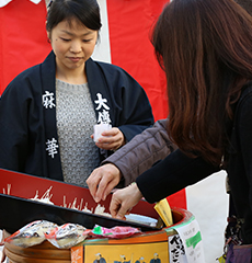 平成25年 正月、日本橋 七福神巡り神社の一つ、寶田恵比壽神社前でべったら漬が振る舞われました。