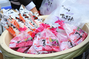 宝田恵比寿神社前では 迎春にちなんだ紅白べったらも販売
