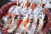 宝田恵比寿神社前では 迎春パッケージの東京べったら漬を販売