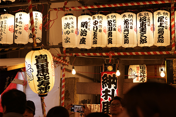 提灯に照らされる
寶田恵比寿神社