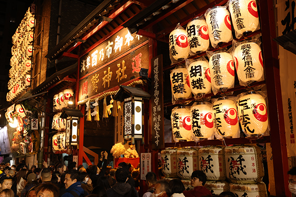 提灯や熊手で飾られた鷲神社の入口