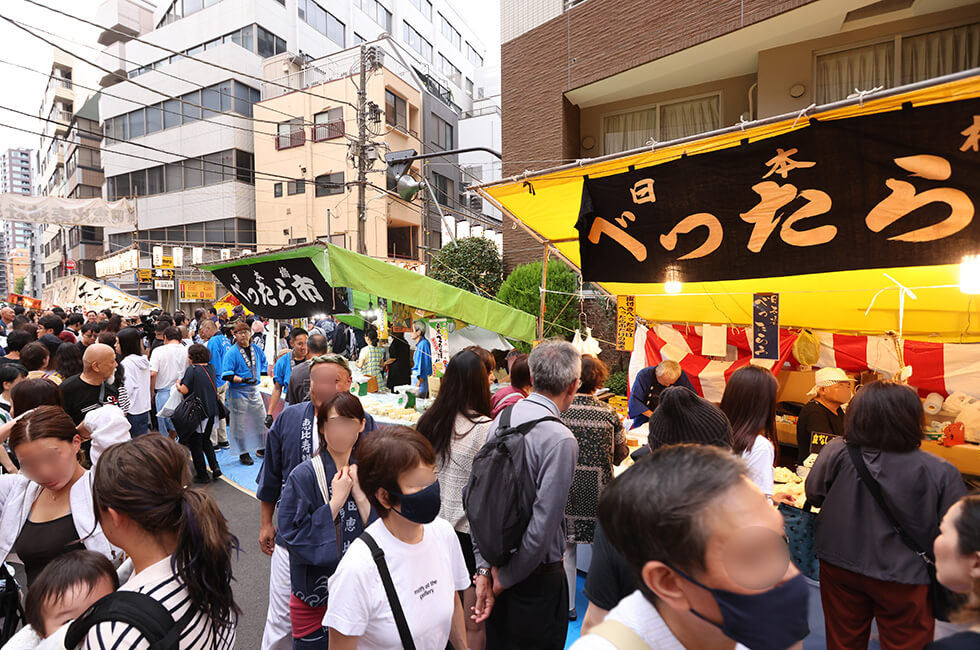 2024年べったら市の日中の賑わっている写真