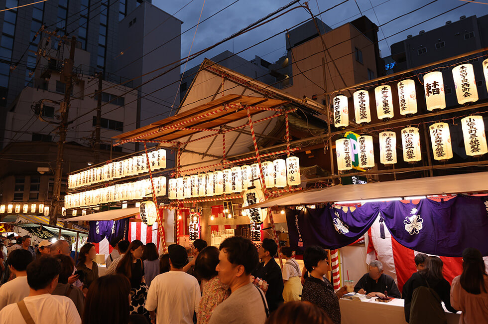 2024年べったら市の大賑わいの通路の写真