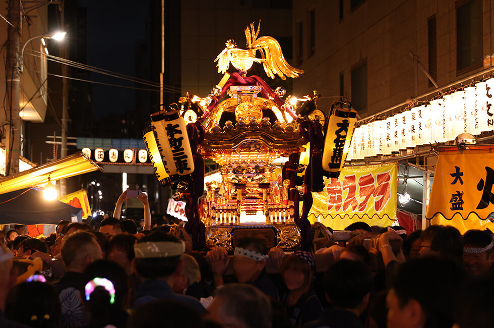2024年べったら市のお神輿が路地を通る風景