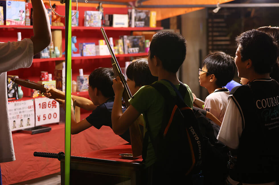 2024年べったら市のお祭りを楽しむ子供達