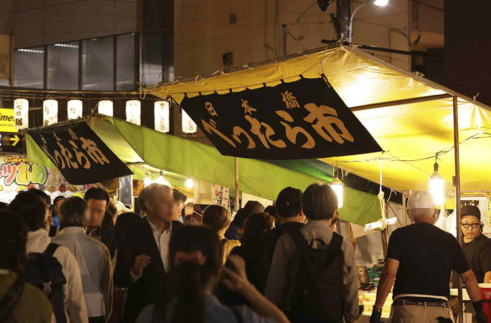 2024年べったら市の夜の露店の賑わい写真