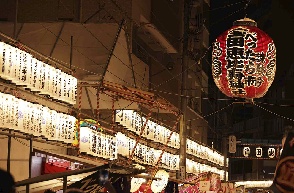 お祭りのシンボル、直径2m以上もある大提灯