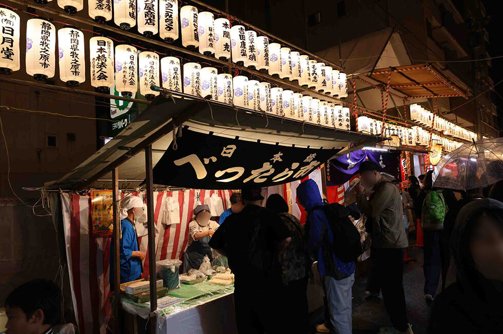 2025年べったら市の日中の賑わっている写真