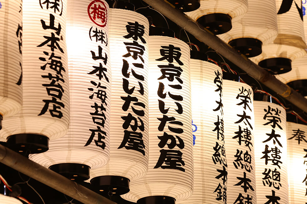 2025年べったら市の日中の賑わっている写真