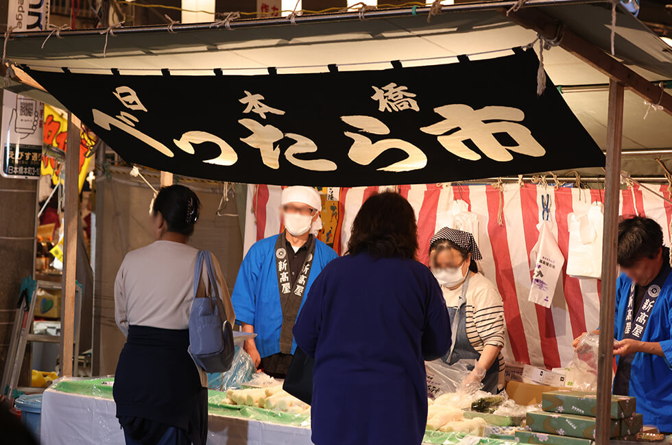 2025年べったら市の日中の賑わっている写真